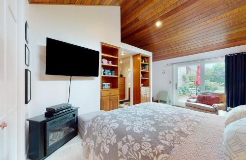 Arcata House | Garden View Relaxation