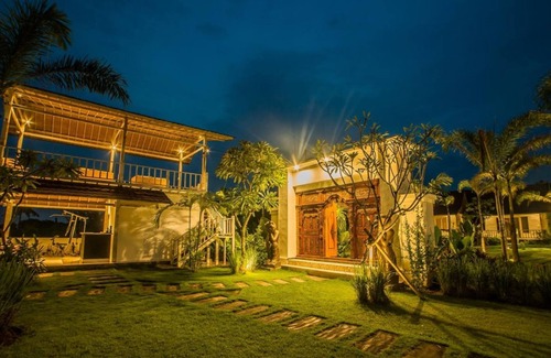 Mushroom Bay Cottage | Garden Villa with Lush Greenery in Lembongan, Minutes to Beach