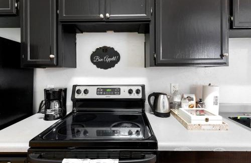 Gaslamp Quarter Hotel | Gaslamp 2bdrm1ba - W Parking & 4 Beds #304