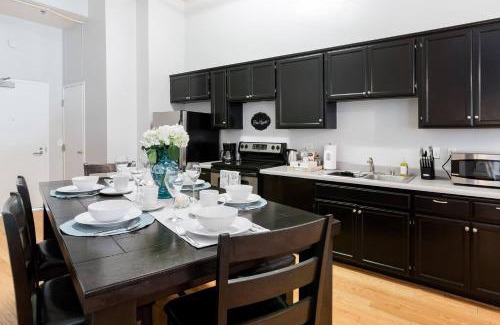 Gaslamp Quarter Hotel | Gaslamp 2bdrm1ba - W Parking & 4 Beds #304