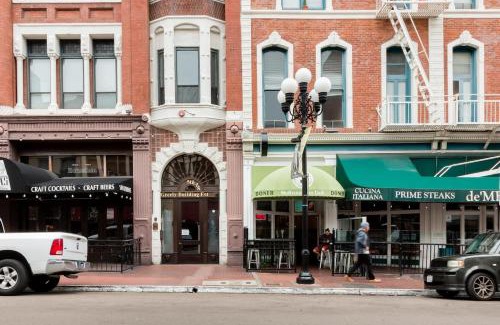 Gaslamp Quarter Hotel | Gaslamp 2bdrm1ba - W Parking & 4 Beds #304