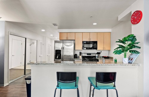 Pacific Terrace Condo | Gaslamp Gem Luxe 1 Bedroom w/BBQ , Pool, Free Parking