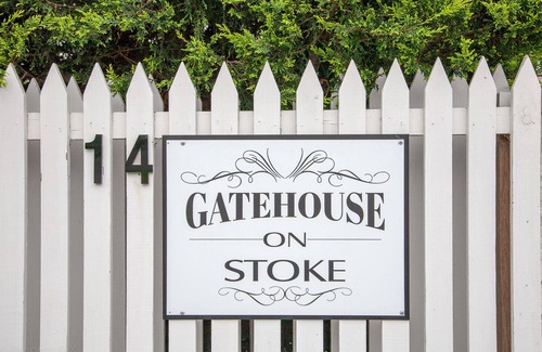 New Town Cottage | Gatehouse on Stoke is a fully modernised cosy and inviting Heritage cottage.