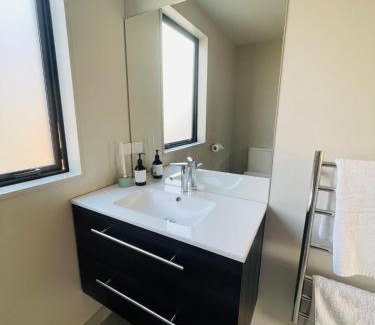 Lower Shotover Apartment | Gateway to ski, wine and trails
