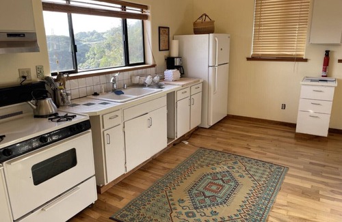 Hopland House | Gather, Connect, Play : Private Nature Retreat