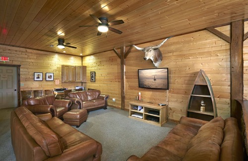 Belgium Cabin | Gather Your Group at the Bunkhouse!