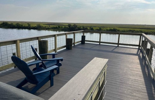 Chauvin House | Gator Den - Camp on the water with an amazing view!
