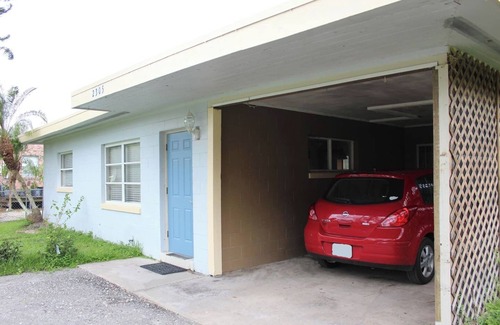 Oviedo House | Gator Lodge: Inviting 2-bedroom, 1-bath home, sleeps 4. Perfect for couples or small families.