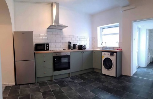 Neath Apartment | 3 Double Rooms, 4 Bedrooms, Parking