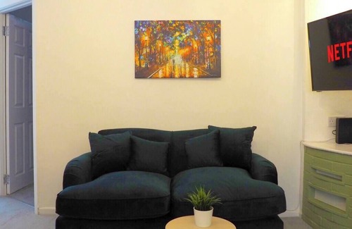 Neath Apartment | 3 Double Rooms, 4 Bedrooms, Parking