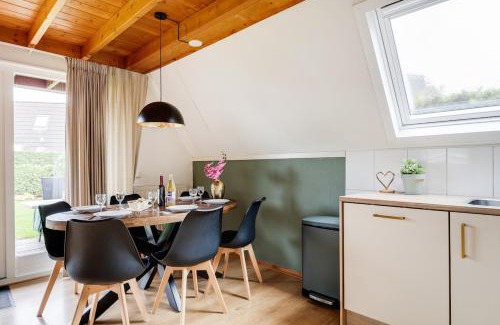 Zwiggelte House | Gekraagde Roodstaart I Bungalow met Fijne Groene Tuin