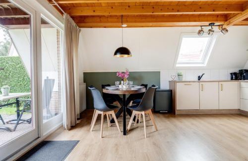 Zwiggelte House | Gekraagde Roodstaart I Bungalow met Fijne Groene Tuin