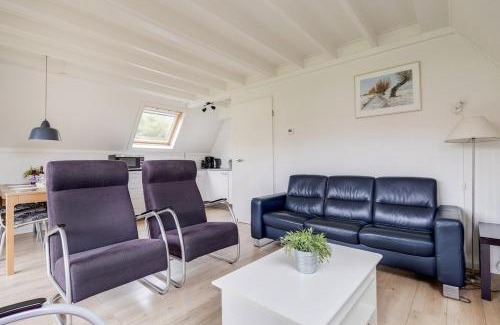 Zwiggelte House | Gele Kwikstaart I Ruime Woning met Omliggende Tuin