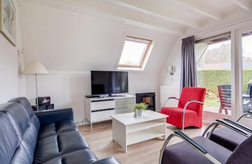 Zwiggelte House | Gele Kwikstaart I Ruime Woning met Omliggende Tuin