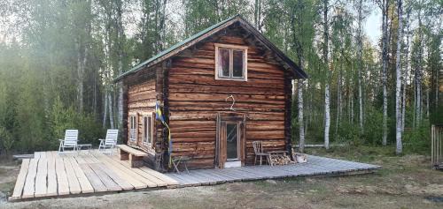 Jorn House | Gemütliche Blockhütte mit Außentoilette und Badezimmer im Haupthaus