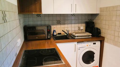 Schollbronn Apartment | Gemütliche, einfache Unterkunft mit vier Betten, Küche, Bad