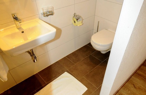 Arzl im Piztal Apartment | Gemütliche Ferienwohnung am Waldrand und Doch Zentral