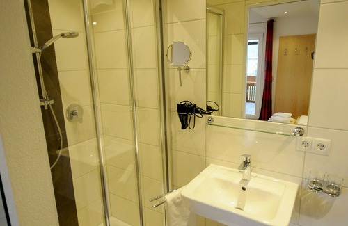Arzl im Piztal Apartment | Gemütliche Ferienwohnung am Waldrand und Doch Zentral