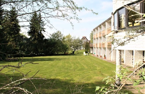 Langenbrand Apartment | Gemütliches Doppelzimmer mit Sat-TV, Dusche/WC und Balkon oder Terrasse