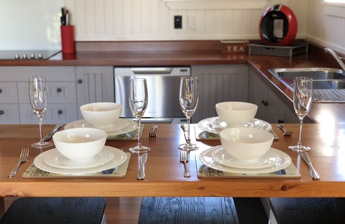Kawaha Point Ski Chalet | Gemini Lodge Rotorua Lake side paradise