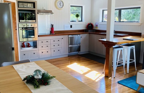 Kawaha Point Ski Chalet | Gemini Lodge Rotorua Lake side paradise