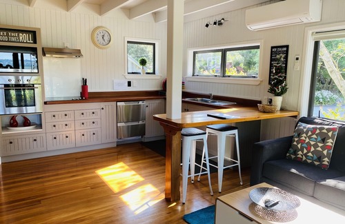 Kawaha Point Ski Chalet | Gemini Lodge Rotorua Lake side paradise