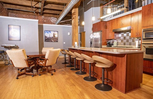 Wholesale District Apartment | Georgia Street 4 Bedroom Condo Downtown!
