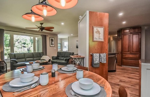 Waubaushene House | Georgian Bay Trail Cottage w/hot tub and fireplace