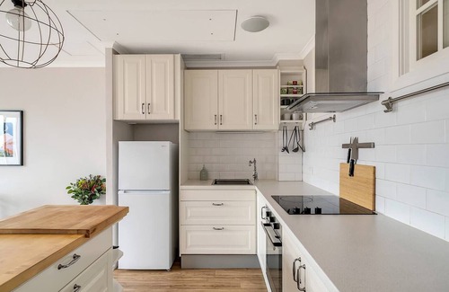 Newtown Apartment | Georgina Mid Century Modern Poolside Stay