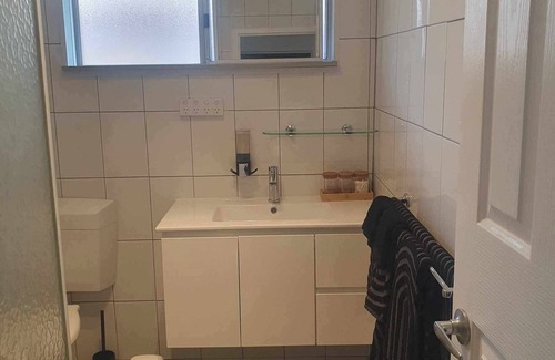 Geraldton Apartment | Geraldton CBD, 200m walk to the beach and coffee shops! New Reno 2br immaculate!