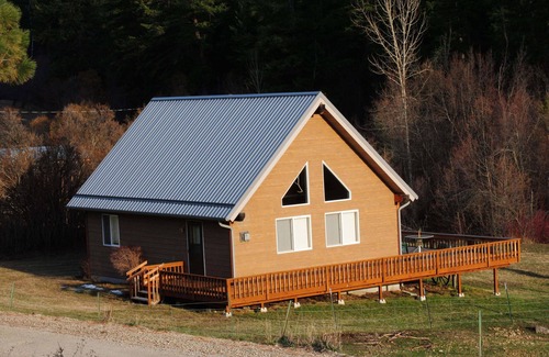 Corvallis Cabin | Get Away From It All At This Mountain Paradise