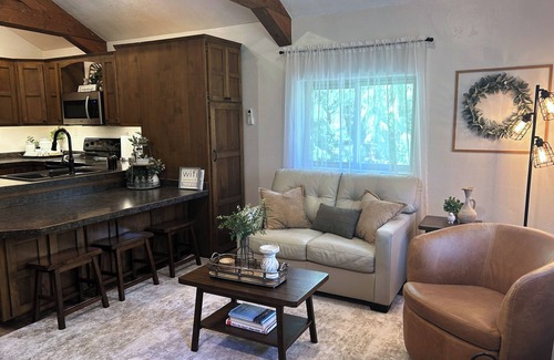 Ronan Cabin | Get away from the stress and strain of life at this romantic mountain cabin.