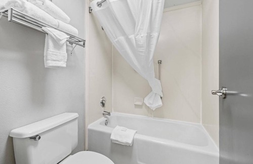 Orchard District Hotel | Get Ready for Adventure! 2 Family-friendly Units. Close to Pine Nursery Park!