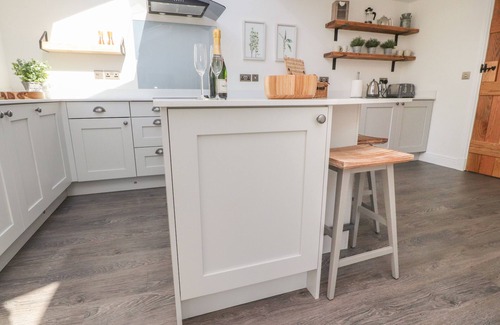 Milnthorpe Cottage | GHYLL COTTAGE, pet friendly, with open fire in Milnthorpe