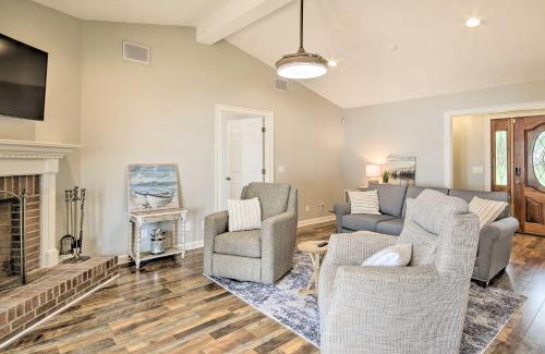 Gilbert House | Gilbert Lakefront Retreat with Private Dock!