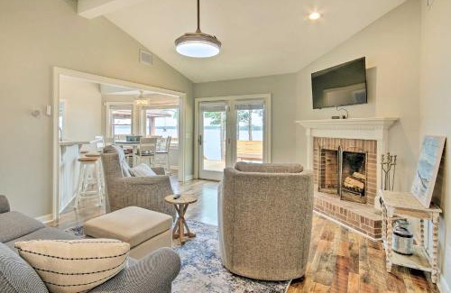 Gilbert House | Gilbert Lakefront Retreat with Private Dock!