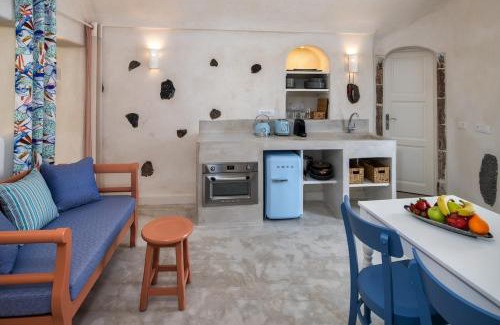 Megalochori House | Gilbert's Cave with cave jacuzzi