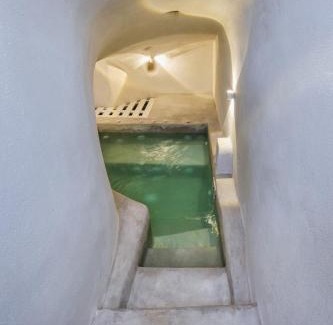Megalochori House | Gilbert's Cave with cave jacuzzi