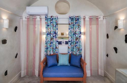 Megalochori House | Gilbert's Cave with cave jacuzzi