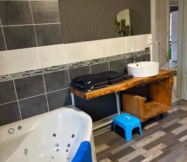 Vagney House | Gite 205 m2, 8pers piscine, jacuzzi, balnéo privatifs