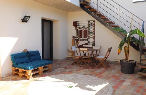 Montpeyroux House | Gite Aigues Vives - Le Patio