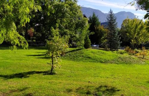 Saint-Jeoire-Prieure House | Gite Arthur et Germaine Maisonnette à la campagne avec un grand jardin