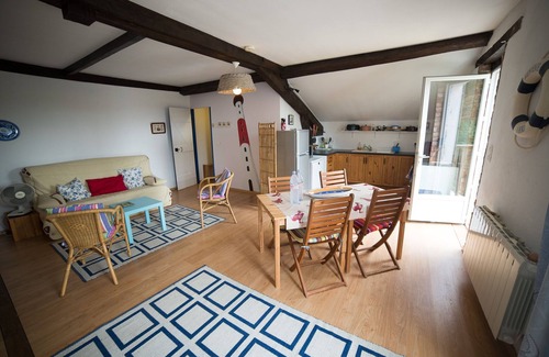Saverdun Apartment | Gite Ciel - sunny gite overlooking heated pool and gardens.