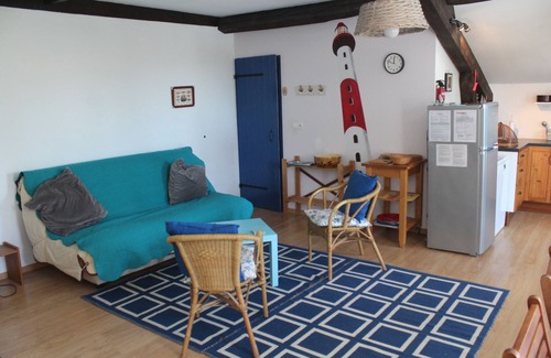 Saverdun Apartment | Gite Ciel - sunny gite overlooking heated pool and gardens.