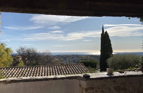 Saint-Jeannet Cottage | Gite de groupe La Ferrage in the heart of the cote d'azur. top value for money.