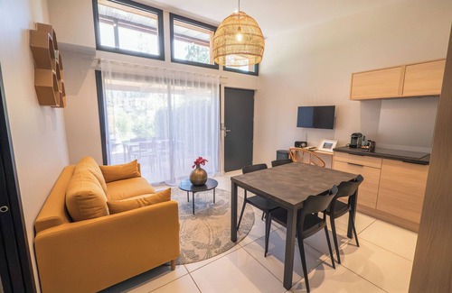 Saint-Affrique Apartment | Gîte écolodge* 2 to 4 people people in the heart of a 3-hectare park