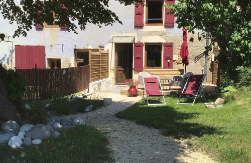Saint-Pierre-de-Cherennes House | Gîte in a tastefully renovated 17th century country house.