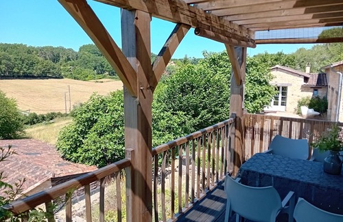 Sainte-Alvere Apartment | Gite Le Ciel, Cosy Appartement, large balcony, great view, shared pool