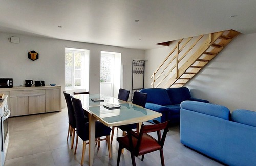 Le Poire-sur-Vie House | Gîte Le Pourpris: In the heart of a natural & historic estate surrounded by llamas!