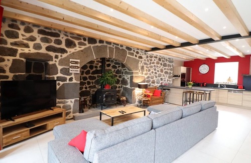 Neussargues-Moissac Cottage | Gite Neussargues en Pinatelle, 4 bedrooms, 9 persons